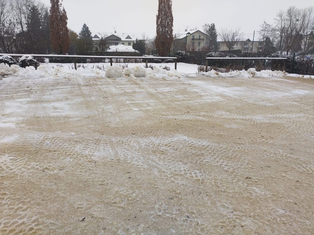 Photo d'une cour déneigée