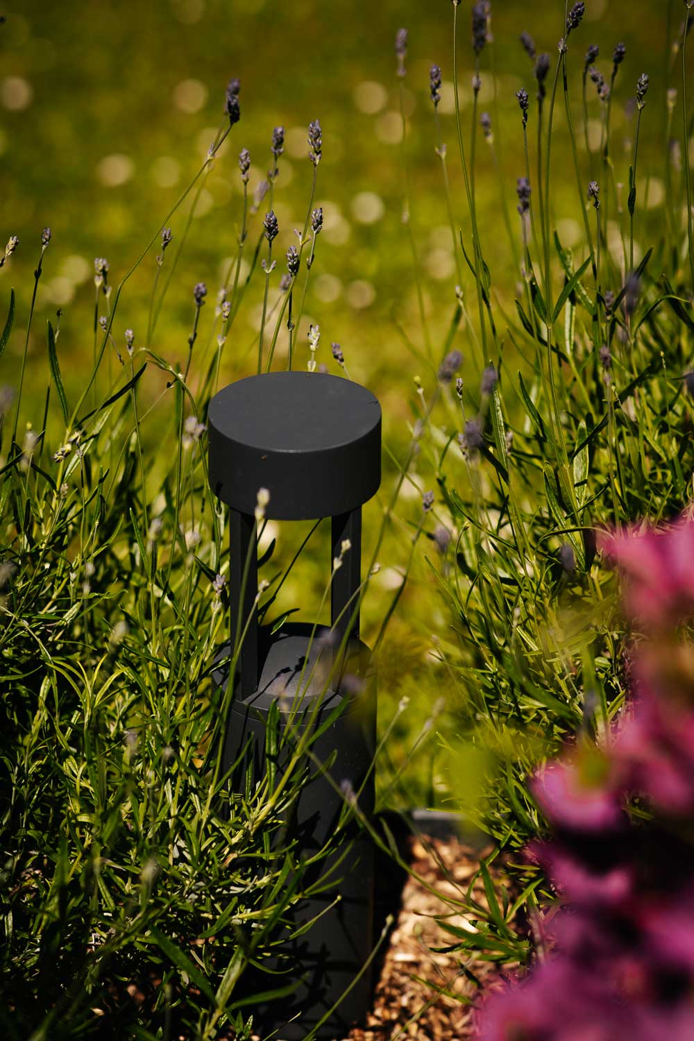 Photo d'une lumière extérieure installée dans un jardin