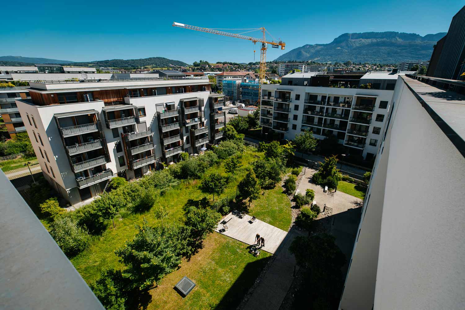 Photo des paysagistes de l'entreprise paysagiste à Annecy entrain d'entretenir le jardin d'une copropriété