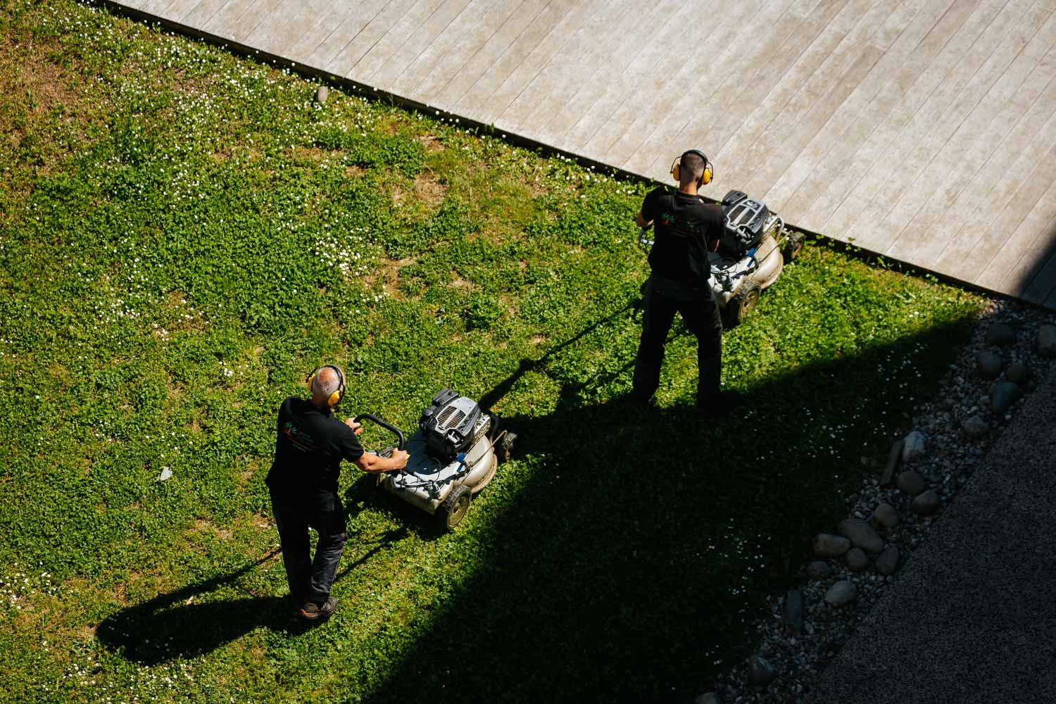 Photo des paysagistes de l'entreprise paysagiste à Annecy entrain d'entretenir le jardin d'une copropriété