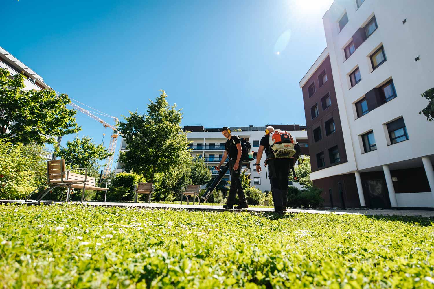 Photo des paysagistes de l'entreprise paysagiste à Annecy entrain d'entretenir le jardin d'une copropriété