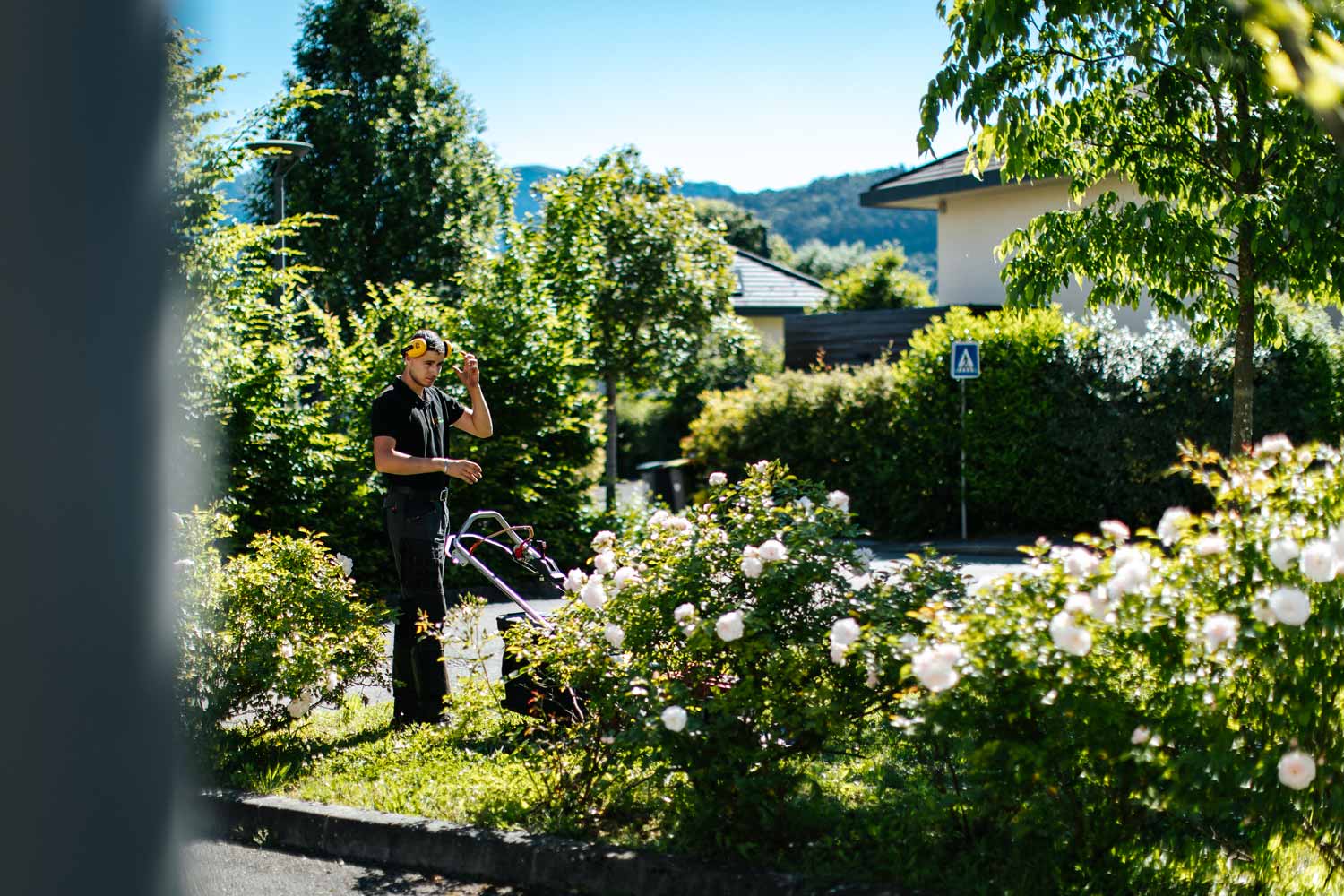Photo d'un paysagiste entrain d'entretenir un espace vert public