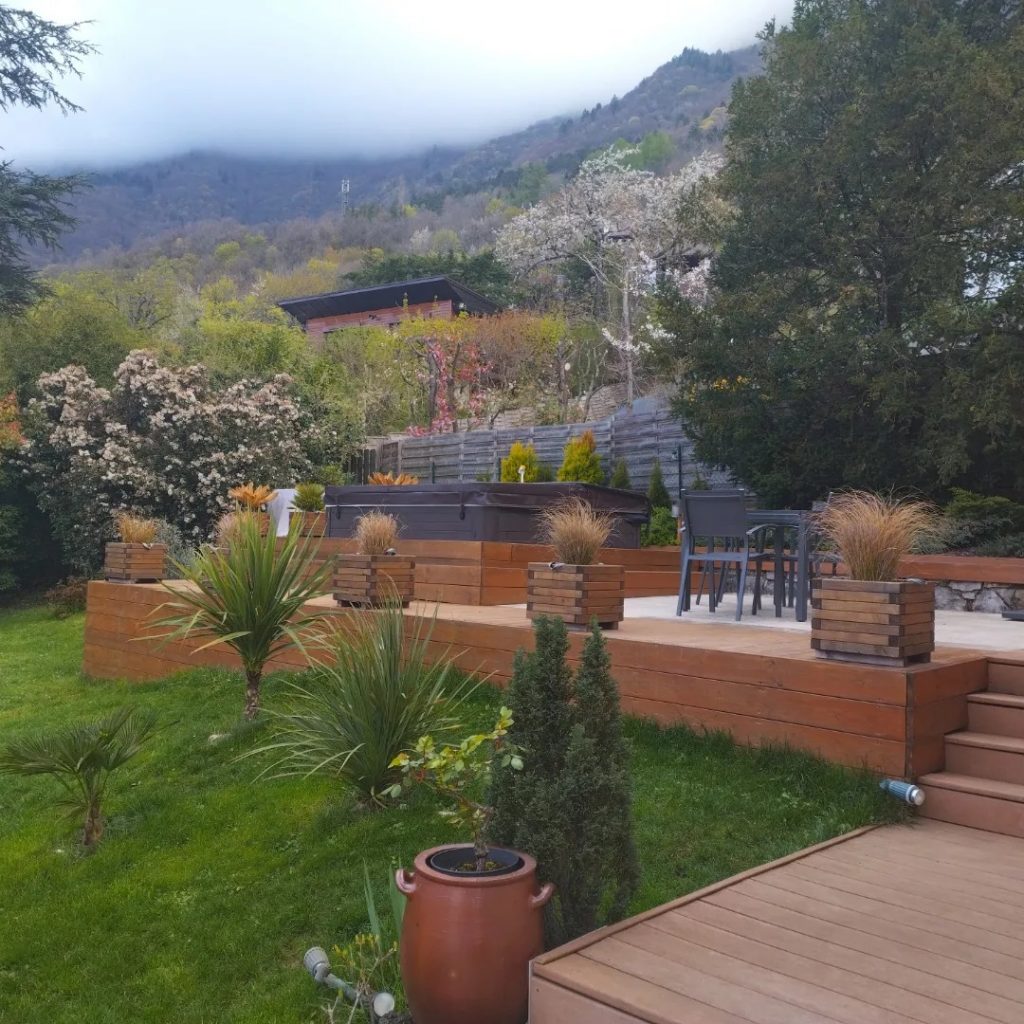 Photo d'un espace vert entretenu par des paysagers à Annecy