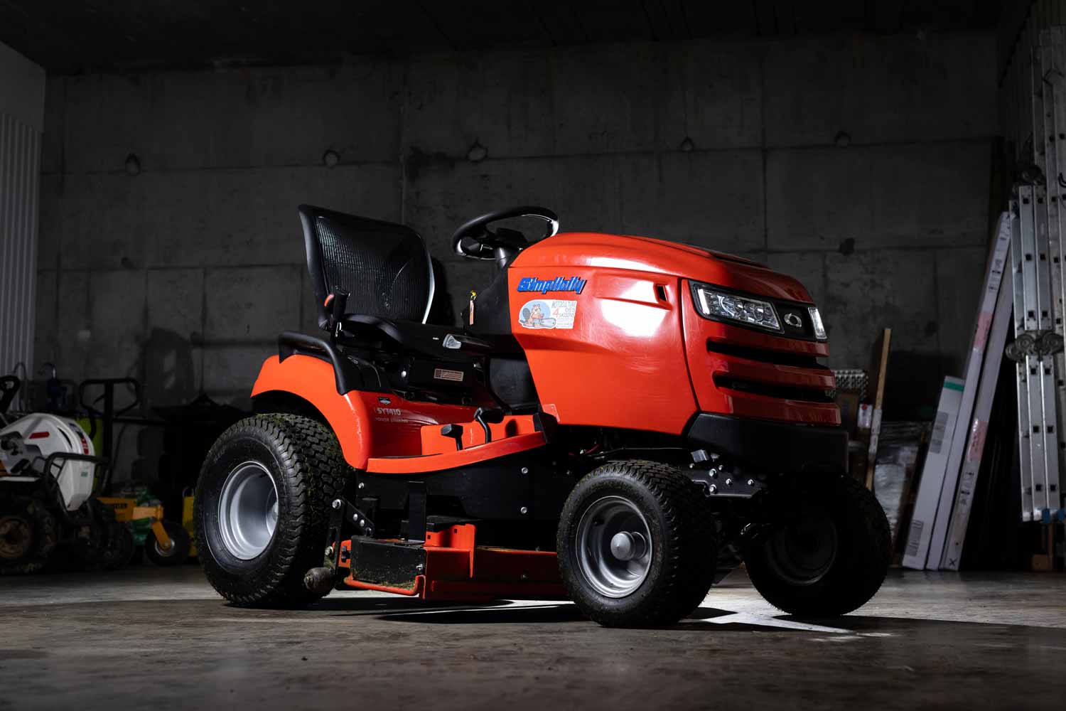 Photo d'un tracteur paysager rouge